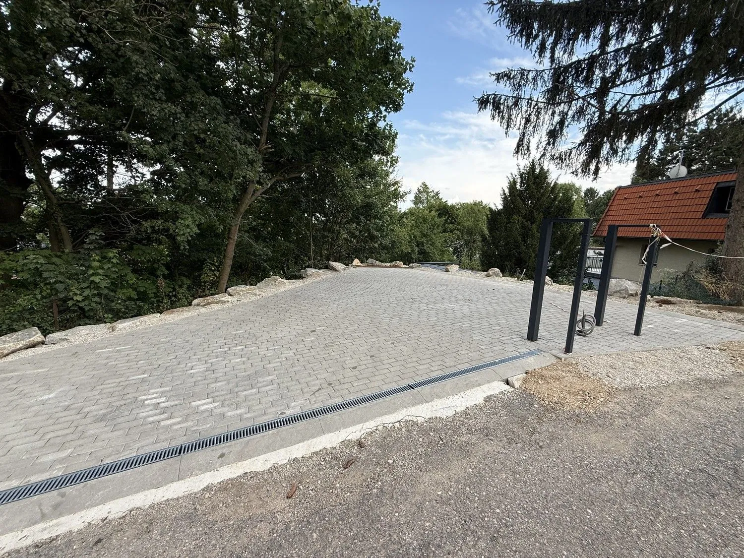 Neu gepflasterte Zufahrt mit Entwässerungsrinne
