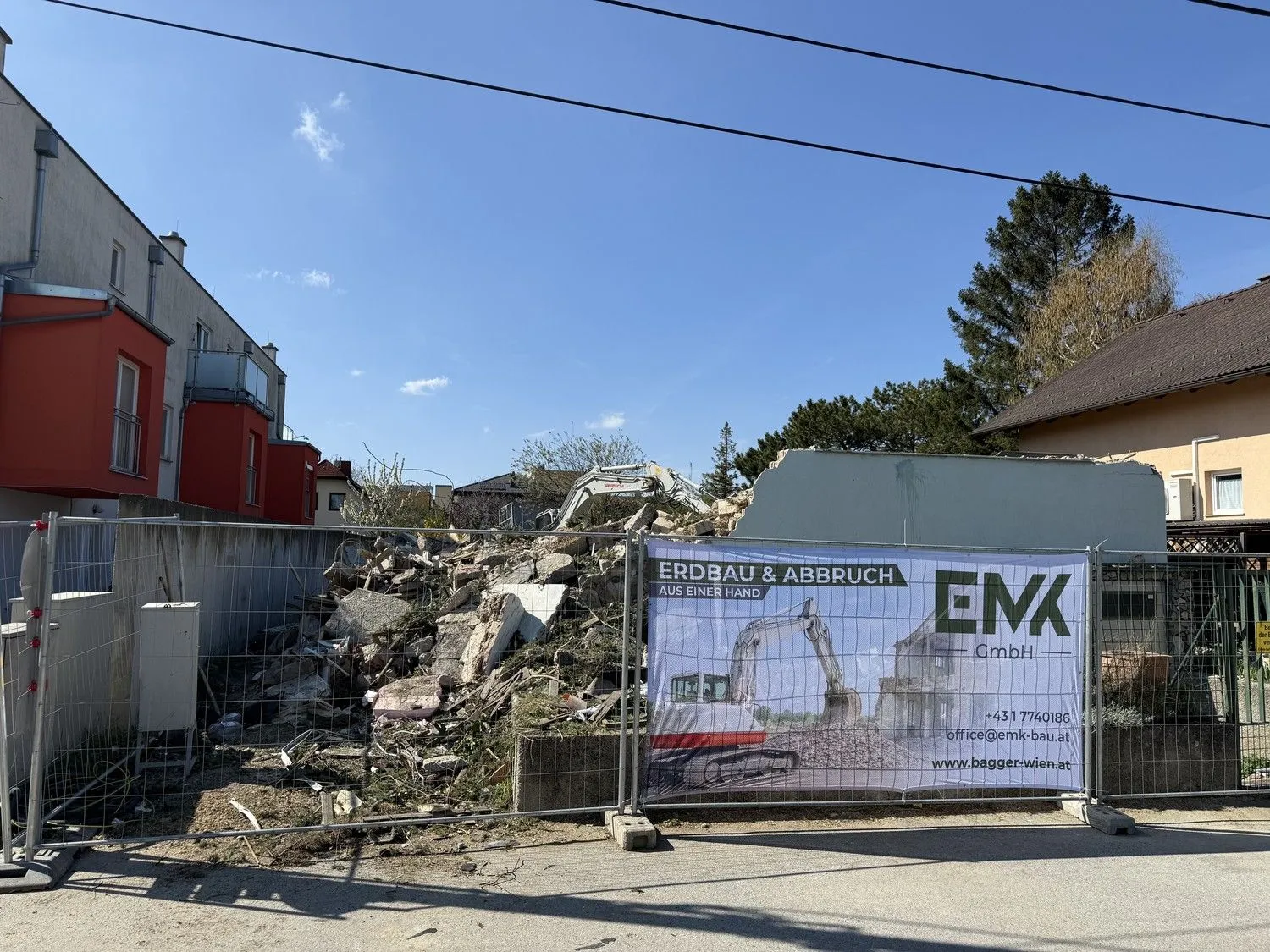Abbruchstelle hinter einem EMK-Bauzaun